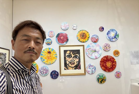 石村君のお母さんの絵にはお花がたくさん飾ってありました。