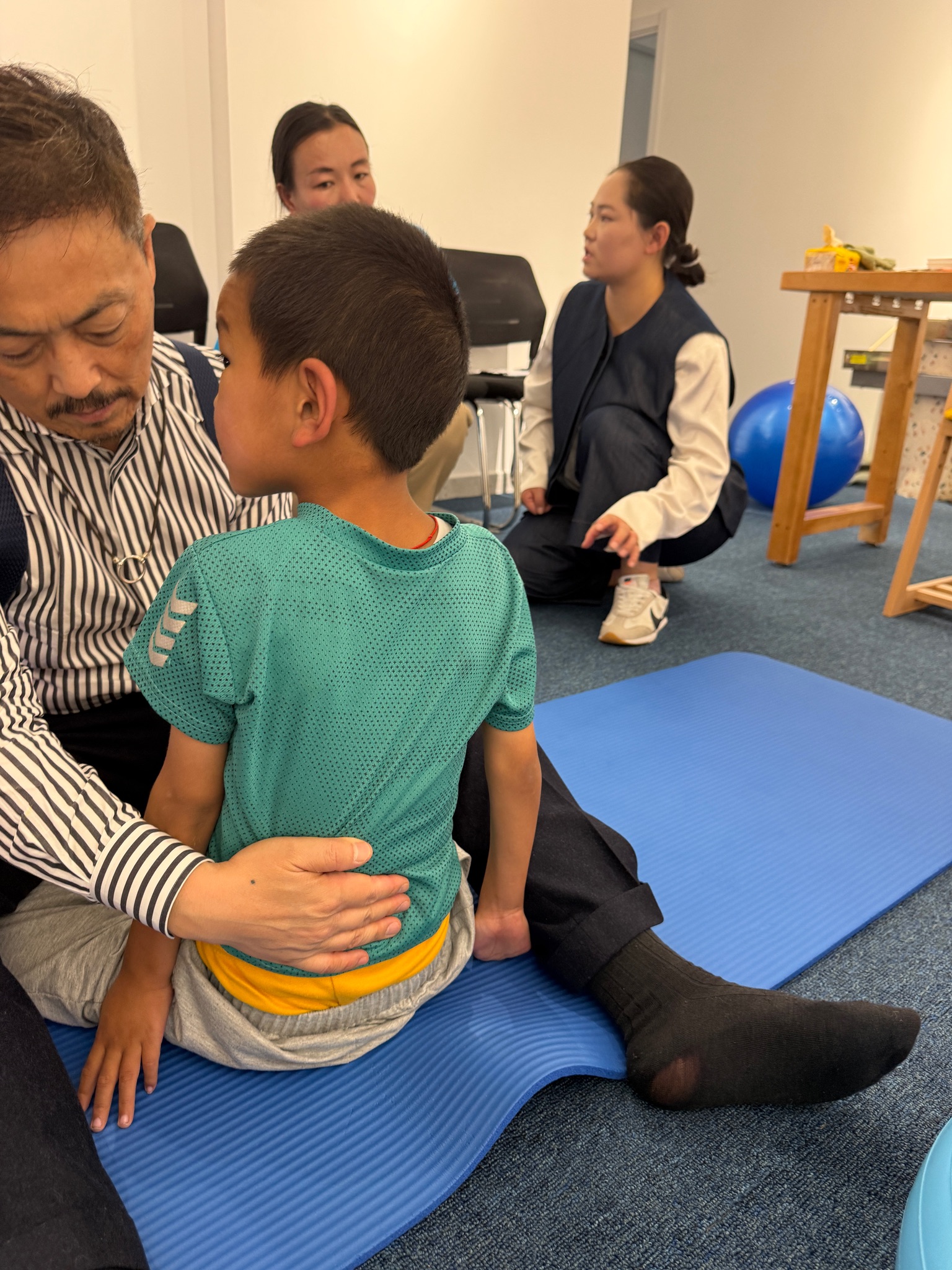 脊柱起立筋を触って調べる